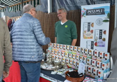 Frank Jansen van De Eng met Numi thee. 